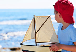 Junge mit Boot Der Kindertraum, Kapitän zu sein