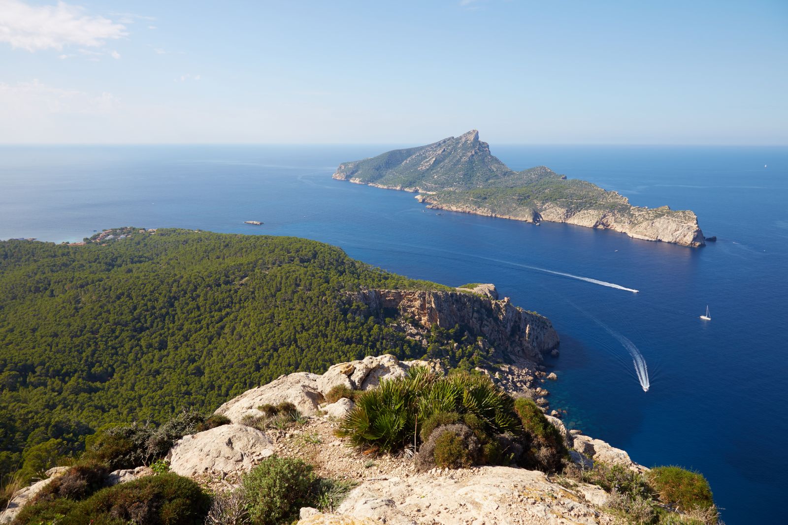 Westlich der Bucht von Palma beginnt die Natürlichkeit Mallorcas. Hier am südwestlichsten Punkt mit der Insel Dragonera. ©checker/AdobeStock