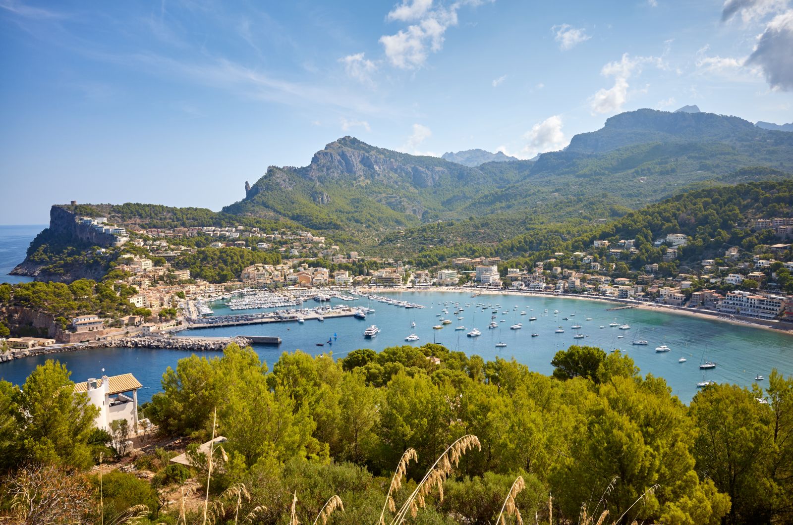 Port de Soller ist der einzige geschützte Hafen im Nordwesten Mallorcas. Bei ruhigem Wetter ist dieser natürliche Teil der Küste für erfahrene Segler sehr lohnenswert. ©Maciej Bledowski/AdobeStock