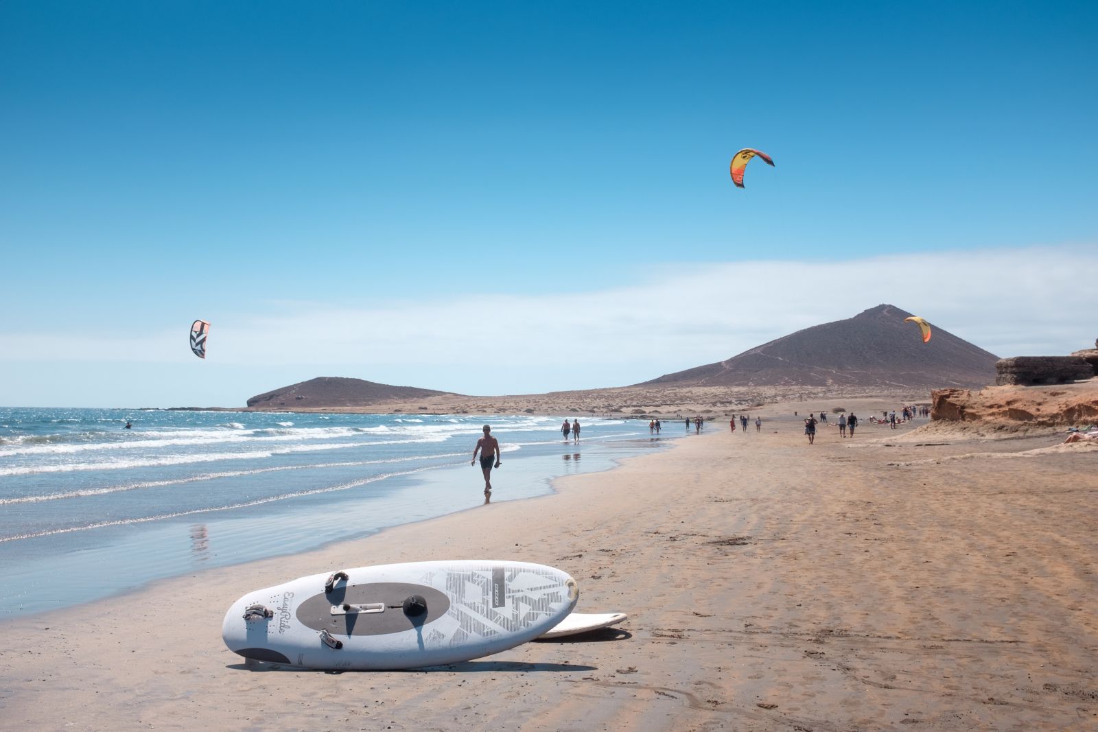Surfer treffen sich am Strand El Médano im Süden von Teneriffa. ©Mukilp22/AdobeStock
