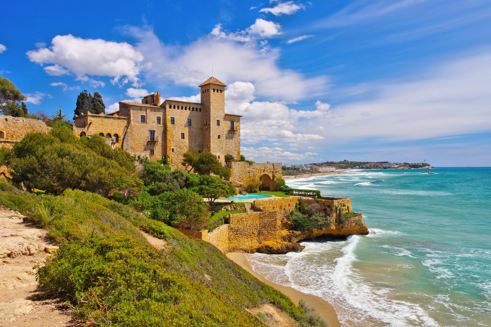 An der Costa Daurada liegen lange Sandstrände und historische Städte wie Tarragona. Hier das Castell de Tamarit in der Nähe der Stadt. ©LianeM/AdobeStock