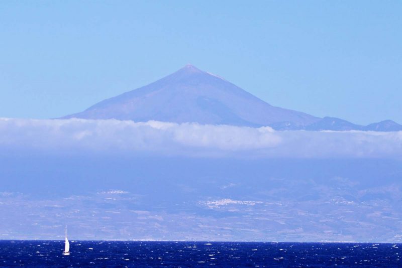 Pico del Teide – mit über 3700 Metern der höchste Berg Spaniens. Auf den Vulkan können Sie mit der Seilbahn hochfahren oder im Nationalpark auf verschiedenen Routen wandern.