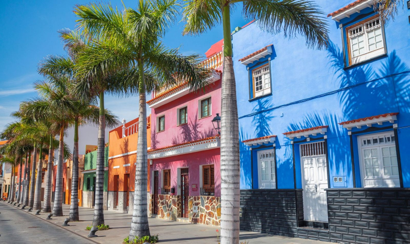 Auf einem Spaziergang in Puerto de la Cruz geht es farbenfroh zu.