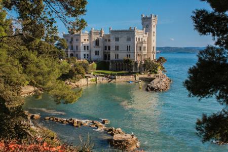An der italienischen Adria offenbart die Küste so manches Schmuckstück wie hier das Schloss Miramare, das unter anderem von Kaiser Franz Joseph I gebaut wurde. ©moofushi/Fotolia