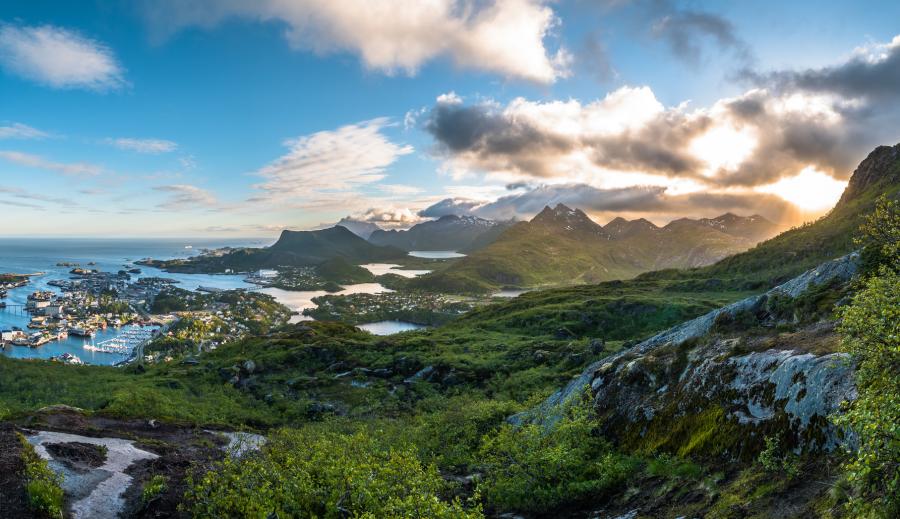 Von hier aus geht der Stockfisch in die Welt, Hurtigroutenschiffe laufen täglich den Hafen an, der größte Schatz ist die imposante Landschaft, in die es eingebettet liegt – das kleine Solvær. ©JanBysTri/Fotolia