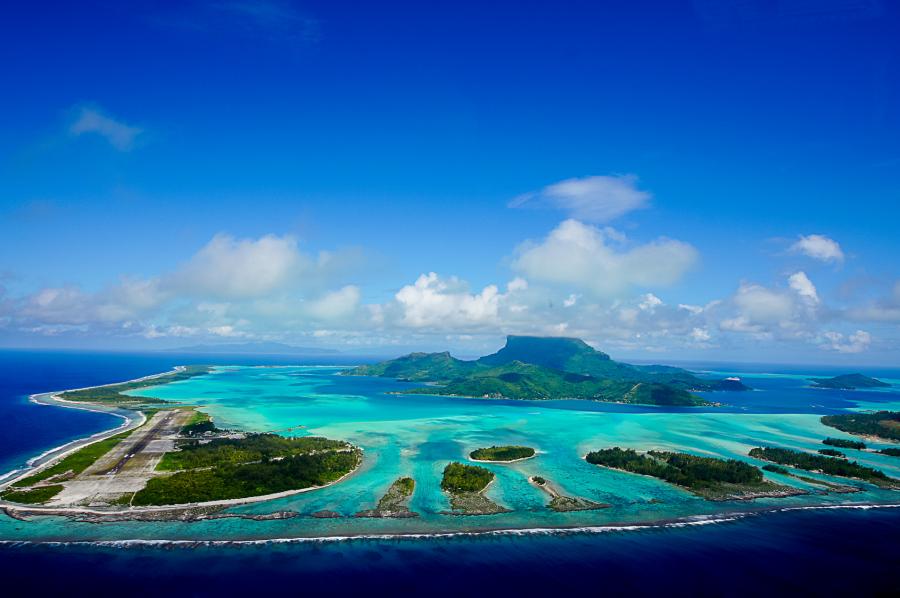 Die Gesellschaftsinseln sind von Korallenriffen umgeben und von üppiger Vegetation bedeckt wie hier Bora Bora. ©mtjames/Fotolia