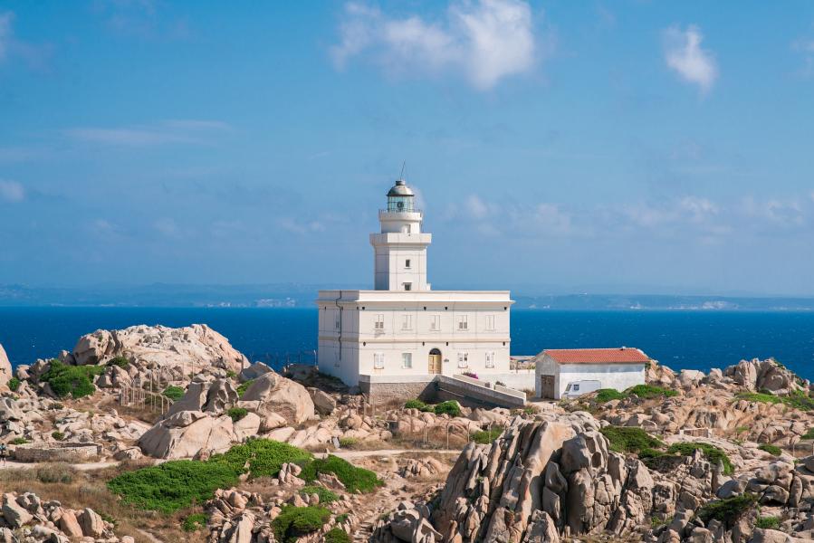 Unweit von Santa Teresa Gallura auf dem Capo Testa weist ein Leuchtturm Schiffen von Korsika kommend den Weg. © BooblGum/AdobeStock