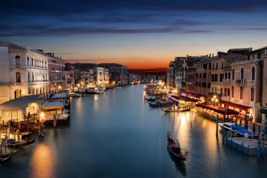 Besonders bei Sonnenuntergang entfaltet Venedig seinen Zauber. ©zacom/Fotolia