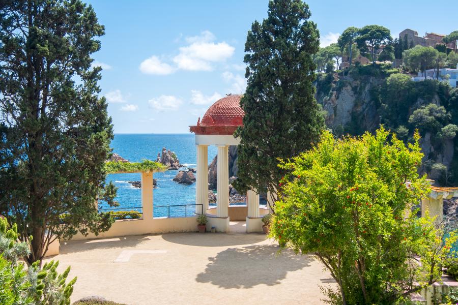 Genießen Sie einen Spaziergang durch den Botanischen Garten Marimurtra in Blanes. © Mistervlad/AdobeStock